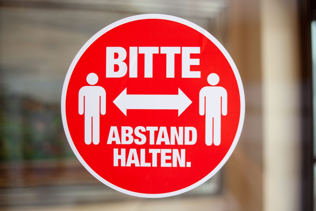 Schild "Bitte Abstand halten" in der Landarztpraxis Nöbdenitz
