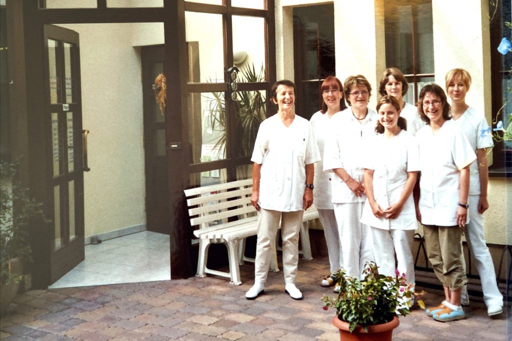 Das Praxisteam vor dem Eingang zur Arztpraxis 2006.